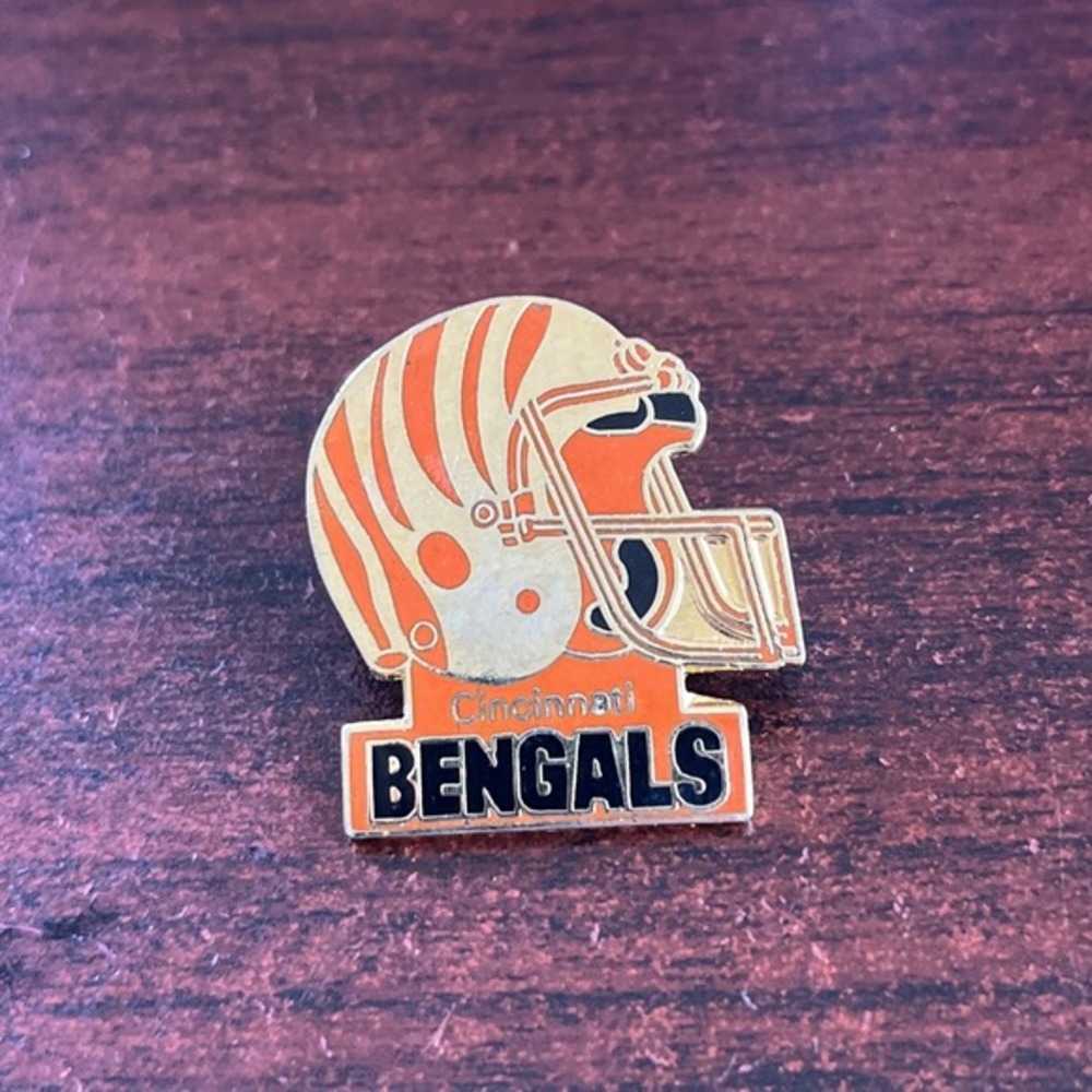 Vintage Cincinnati Bengals Tiger Stripes Helmet NFL Football Lapel Hat Pin‎